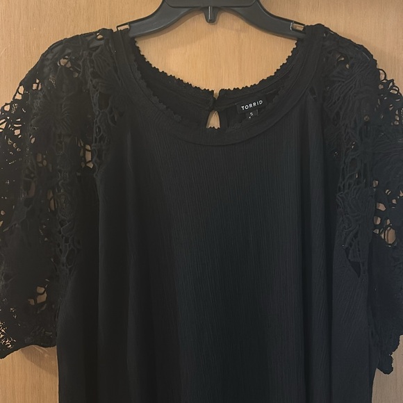 Torrid Women’s Textured Jersey Crew Neck Crochet Raglan Top Black Plus Size 5/5X - Picture 3 of 12